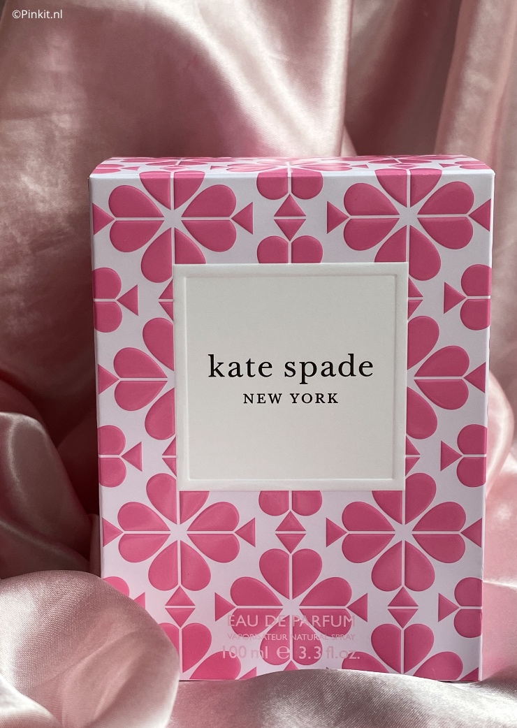 Deze maand lanceert Kate Spade New York een nieuwe geur geïnspireerd door de kenmerkende symbolen van het populaire Amerikaanse modemerk. Het eau de parfum: Kate Spade New York, is een vrolijke en vrouwelijke geur die staat voor onafhankelijkheid.