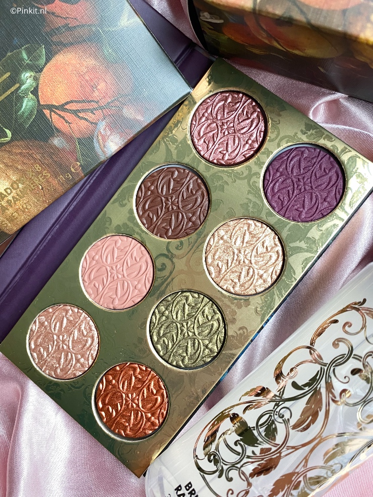 De nieuwe limited edition van M.A.C Cosmetics is vanaf heden verkrijgbaar en heet Tempting Fate. Bij het zien van deze collectie werd ik gelijk enthousiast, alles ziet er zo mooi uit! De kleuren passen ook perfect bij het najaar en in dit artikel laat ik o.a. het oogschaduw palette zien.