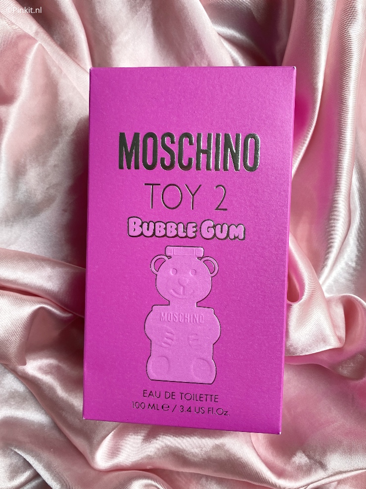 De nieuwste lancering van Moschino had ik al gespot bij diverse buitenlandse Youtubers en gelukkig is Toy 2 Bubble Gum (parfumeur Olivier Pescheux) inmiddels ook in Nederland te koop. Ik was benieuwd naar de geur en deze schattige, roze flacon wilde ik natuurlijk ook graag aan mijn make-up collectie toevoegen.