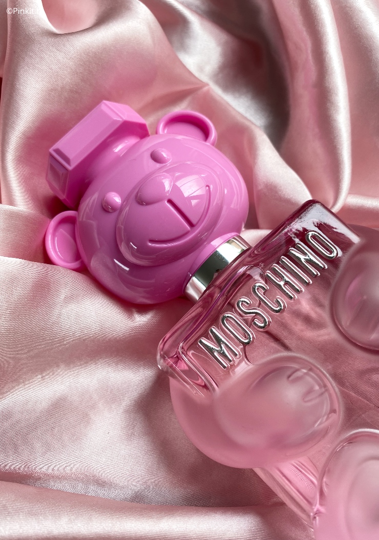 De nieuwste lancering van Moschino had ik al gespot bij diverse buitenlandse Youtubers en gelukkig is Toy 2 Bubble Gum (parfumeur Olivier Pescheux) inmiddels ook in Nederland te koop. Ik was benieuwd naar de geur en deze schattige, roze flacon wilde ik natuurlijk ook graag aan mijn make-up collectie toevoegen.