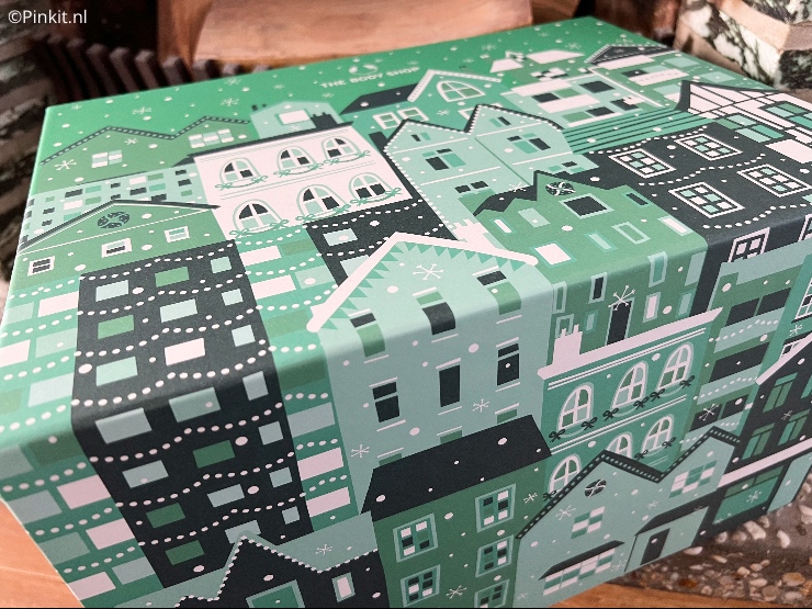 Het aftellen naar Kerst kan beginnen, want de nieuwe adventskalenders van The Body Shop zijn vanaf heden verkrijgbaar. De laatjes bevatten allerlei leuke verrassingen, en ze hebben een gloednieuw, feestelijk pop-updesign waarmee ze je meteen meenemen naar een kleurrijke kerstwereld. De drie adventskalenders zijn dit jaar geïnspireerd op voorbeelden van selfless love, onbaatzuchtige liefde, van mensen overal ter wereld, en ze zijn gevuld met allerlei lekkers en acts of kindness waarmee je elke dag weer, ook in de donkere dagen voor de Kerst, een lichtje kan laten schijnen in het leven van vrienden, familie en gewoon je medemens.