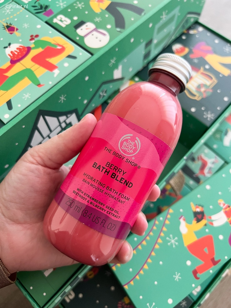 Het aftellen naar Kerst kan beginnen, want de nieuwe adventskalenders van The Body Shop zijn vanaf heden verkrijgbaar. De laatjes bevatten allerlei leuke verrassingen, en ze hebben een gloednieuw, feestelijk pop-updesign waarmee ze je meteen meenemen naar een kleurrijke kerstwereld. De drie adventskalenders zijn dit jaar geïnspireerd op voorbeelden van selfless love, onbaatzuchtige liefde, van mensen overal ter wereld, en ze zijn gevuld met allerlei lekkers en acts of kindness waarmee je elke dag weer, ook in de donkere dagen voor de Kerst, een lichtje kan laten schijnen in het leven van vrienden, familie en gewoon je medemens.