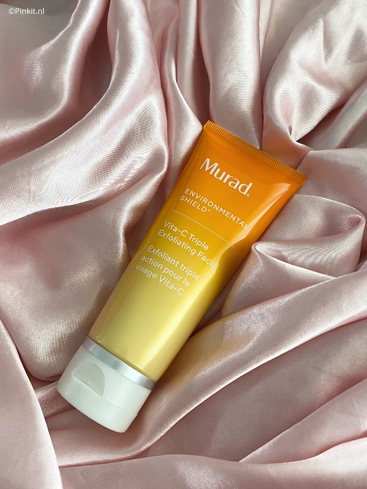 Creëer de glow van een microdermabrasie behandeling, gewoon thuis! De Murad Vita-C Triple Exfoliating Facial brengt 3 exfolianten samen en doet daar ook nog eens met goud gestabiliseerd vitamine C bij, voor een directe zichtbaar stralende en zachte huid en een verheldering boost. Ik ben de afgelopen weken met dit product aan de slag gegaan, dit was ook gelijk mijn eerste écht kennismaking met het merk Murad. In dit artikel vertel ik wat meer over deze ervaring...