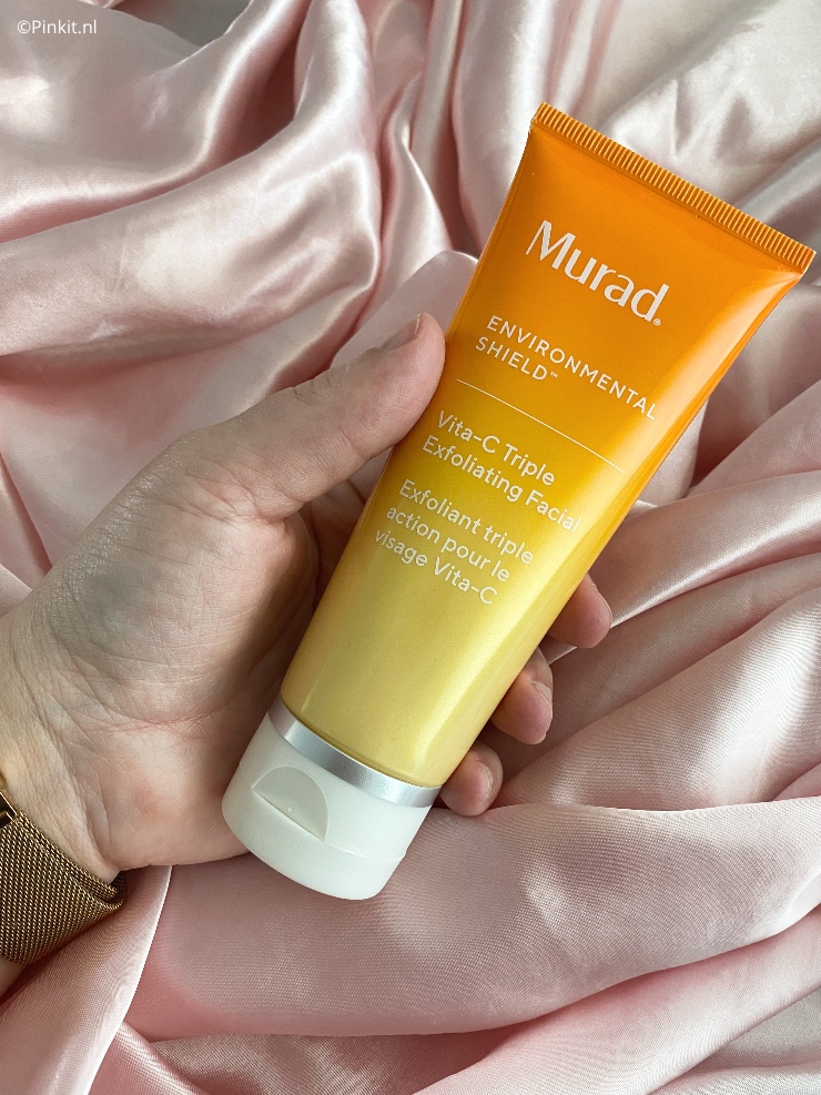 Creëer de glow van een microdermabrasie behandeling, gewoon thuis! De Murad Vita-C Triple Exfoliating Facial brengt 3 exfolianten samen en doet daar ook nog eens met goud gestabiliseerd vitamine C bij, voor een directe zichtbaar stralende en zachte huid en een verheldering boost. Ik ben de afgelopen weken met dit product aan de slag gegaan, dit was ook gelijk mijn eerste écht kennismaking met het merk Murad. In dit artikel vertel ik wat meer over deze ervaring...