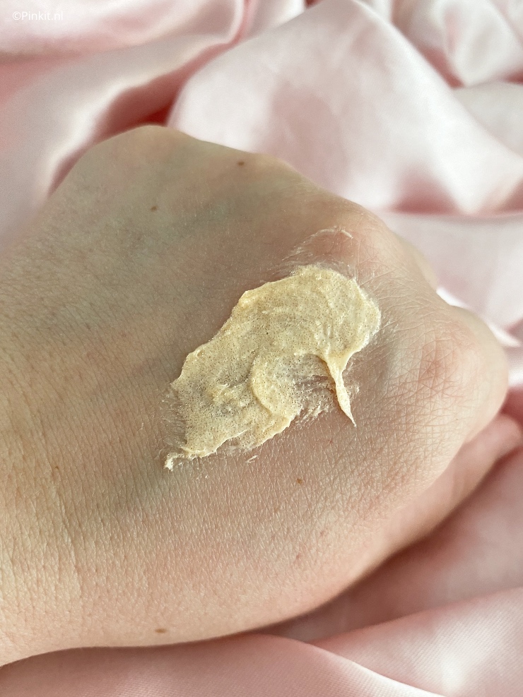 Creëer de glow van een microdermabrasie behandeling, gewoon thuis! De Murad Vita-C Triple Exfoliating Facial brengt 3 exfolianten samen en doet daar ook nog eens met goud gestabiliseerd vitamine C bij, voor een directe zichtbaar stralende en zachte huid en een verheldering boost. Ik ben de afgelopen weken met dit product aan de slag gegaan, dit was ook gelijk mijn eerste écht kennismaking met het merk Murad. In dit artikel vertel ik wat meer over deze ervaring...