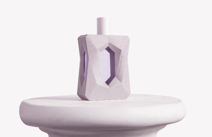 Vanaf deze maand nodigt Grammy® Award-winnares Ariana Grande je uit voor een verbluffendzintuiglijke en intieme ervaring met haar nieuwe krachtige geur: Ariane Grande God is a Woman. Geïnspireerd door de grootse kracht van de natuur, is Ariane Grande God is a Woman samengesteld uit 91% natuurlijk verkregen clean ingrediënten, een primeur voor de succesvolle Ariana Grande Fragrance-franchise. Daarnaast is de nieuwe geur van Ariana Grande 100% veganistisch en dierproefvrij.