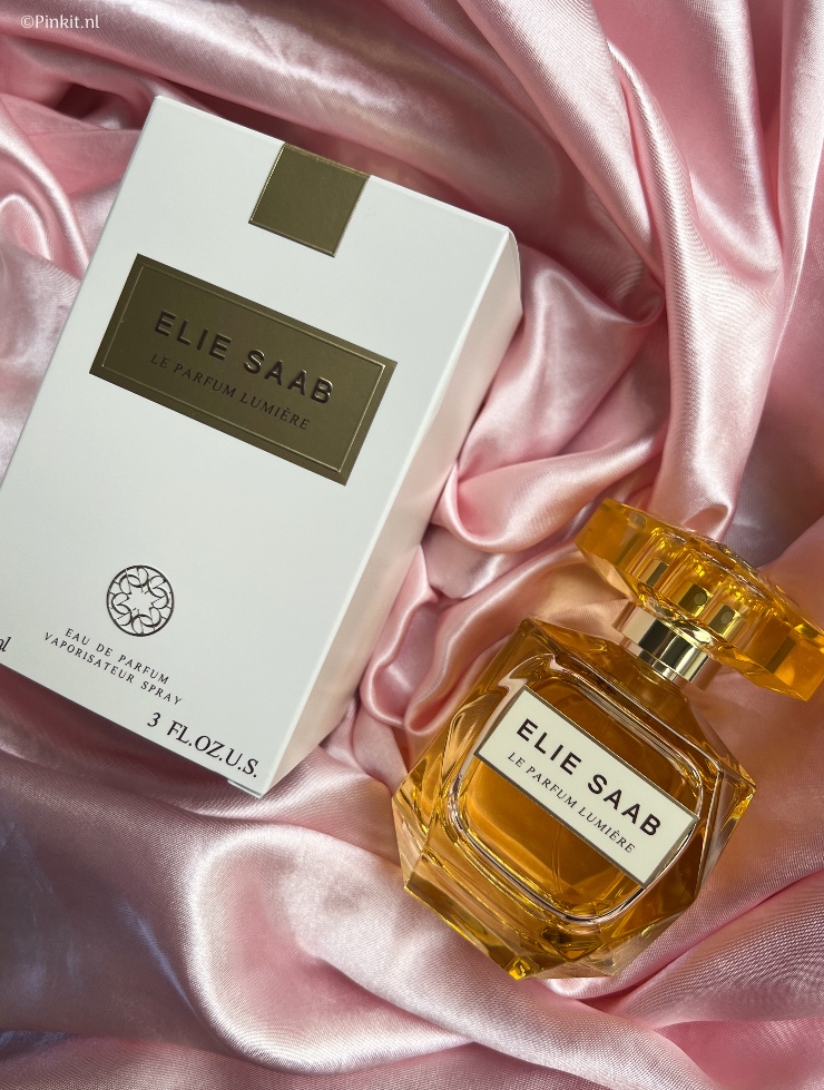 Elie Saab, de wereldberoemde couturier, lanceert een nieuw parfum; Le Parfum Lumière, een ode aan het licht. Inmiddels bestaat de collectie uit 5 verschillende Eau de Parfums. Stuk voor stuk iconische en tijdloze creaties, allen met een geheel eigen karakter.