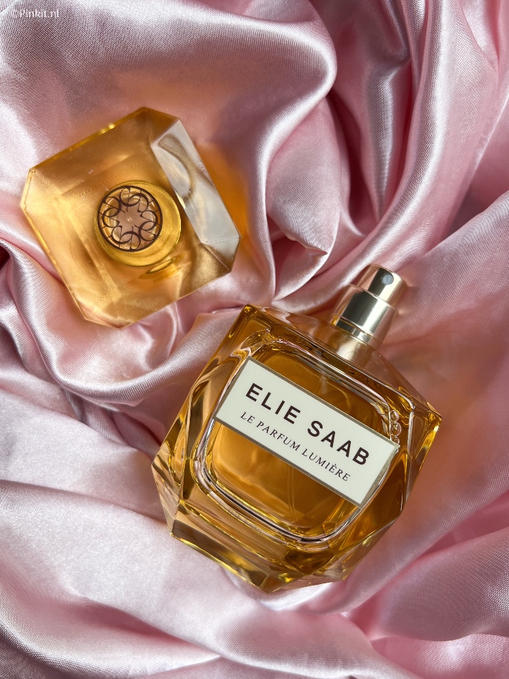 Elie Saab, de wereldberoemde couturier, lanceert een nieuw parfum; Le Parfum Lumière, een ode aan het licht. Inmiddels bestaat de collectie uit 5 verschillende Eau de Parfums. Stuk voor stuk iconische en tijdloze creaties, allen met een geheel eigen karakter.