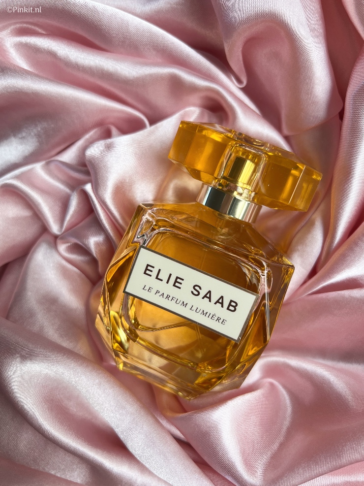 Elie Saab, de wereldberoemde couturier, lanceert een nieuw parfum; Le Parfum Lumière, een ode aan het licht. Inmiddels bestaat de collectie uit 5 verschillende Eau de Parfums. Stuk voor stuk iconische en tijdloze creaties, allen met een geheel eigen karakter.Elie Saab, de wereldberoemde couturier, lanceert een nieuw parfum; Le Parfum Lumière, een ode aan het licht. Inmiddels bestaat de collectie uit 5 verschillende Eau de Parfums. Stuk voor stuk iconische en tijdloze creaties, allen met een geheel eigen karakter.