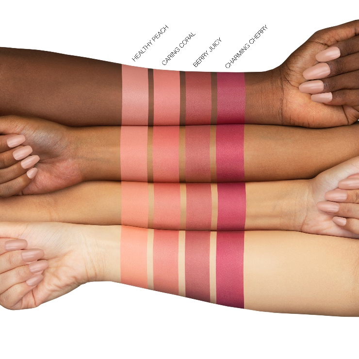 GloWish by Huda Beauty lanceert Cheeky Vegan Blush Powder in vier tinten. Uit Huda Kattan's, wereldwijd beauty-onderneemster en oprichtster van Huda Beauty, verlangen naar meer natuurlijk, ogende beauty looks lanceerde zij GloWish by Huda Beauty eerder dit jaar. Met de lancering van Cheeky Vegan Blush Powder gaat Huda Kattan verder met het creëren van een uitgebreide scala aan beautyproducten die de natuurlijke glans van de huid accentueren en werken aan het verrijken en verbeteren van de huid.