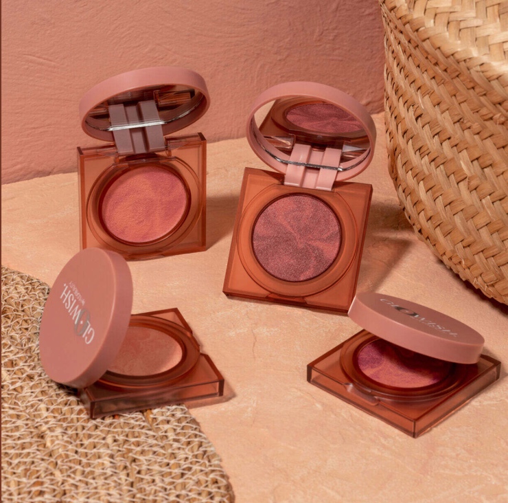 GloWish by Huda Beauty lanceert Cheeky Vegan Blush Powder in vier tinten. Uit Huda Kattan's, wereldwijd beauty-onderneemster en oprichtster van Huda Beauty, verlangen naar meer natuurlijk, ogende beauty looks lanceerde zij GloWish by Huda Beauty eerder dit jaar. Met de lancering van Cheeky Vegan Blush Powder gaat Huda Kattan verder met het creëren van een uitgebreide scala aan beautyproducten die de natuurlijke glans van de huid accentueren en werken aan het verrijken en verbeteren van de huid.