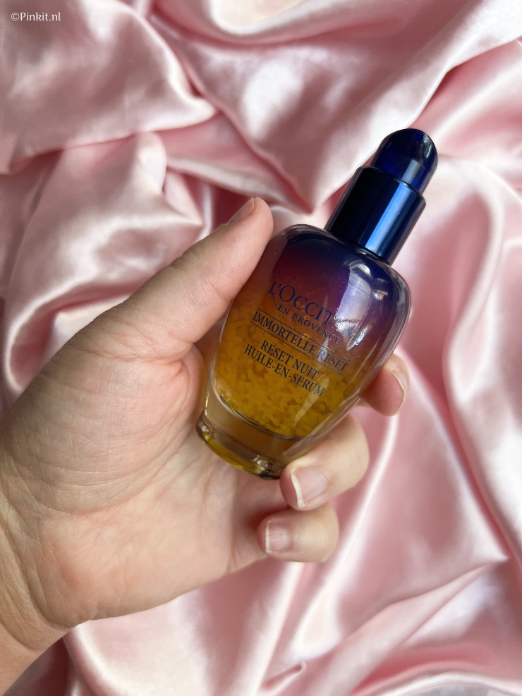 Het bestverkochte serum van L'Occitane is het Immortelle Reset Nacht Olie-in-Serum en deze topper is sinds kort vernieuwd met een nieuwe formule. Dit serum ken ik al jaren, maar heb ik nog nooit eerder getest. Ik kan het dus niet vergelijken met hoe de formule eerst was, maar wel of het nu nog steeds een fijn product is om te gebruiken...