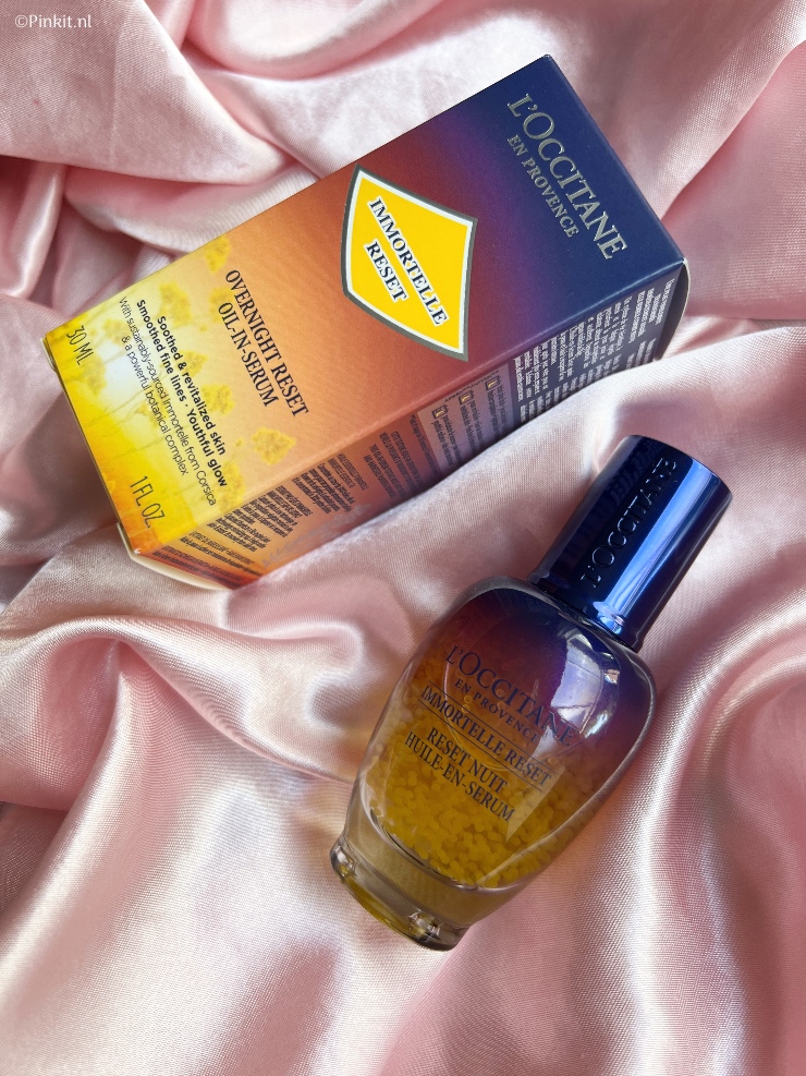 Het bestverkochte serum van L'Occitane is het Immortelle Reset Nacht Olie-in-Serum en deze topper is sinds kort vernieuwd met een nieuwe formule. Dit serum ken ik al jaren, maar heb ik nog nooit eerder getest. Ik kan het dus niet vergelijken met hoe de formule eerst was, maar wel of het nu nog steeds een fijn product is om te gebruiken...