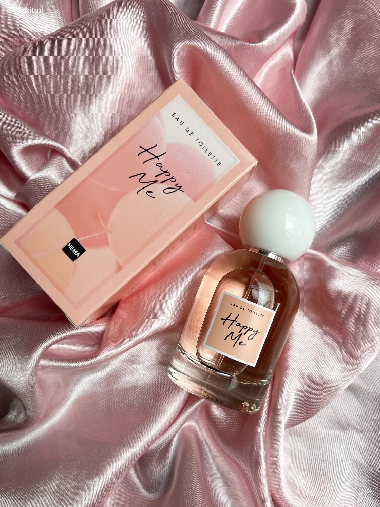 Niets zo persoonlijk als jouw geur. Geuren kunnen herinneringen naar boven halen, zelfs als je een geur al heel lang niet hebt geroken kan het je terugbrengen naar dat ene moment. Het perfecte parfum voor jou past dan ook bij je karakter, je stemming en je huidtype. Hema lanceert 3 nieuwe 100% vegan geurlijnen: Niche, Namaste & Smell the Roses. De geuren zijn er in verschillende uitvoeringen, Eau de toilette en Eau de parfums in 50ml of 60ml, tasflacons van 10ml en bodymists. Ik heb vier geuren ontvangen en daar vertel ik in dit artikel wat meer over.