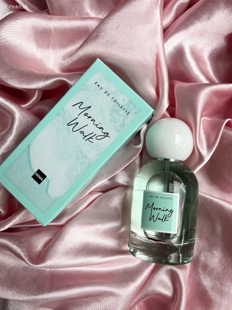 Niets zo persoonlijk als jouw geur. Geuren kunnen herinneringen naar boven halen, zelfs als je een geur al heel lang niet hebt geroken kan het je terugbrengen naar dat ene moment. Het perfecte parfum voor jou past dan ook bij je karakter, je stemming en je huidtype. Hema lanceert 3 nieuwe 100% vegan geurlijnen: Niche, Namaste & Smell the Roses. De geuren zijn er in verschillende uitvoeringen, Eau de toilette en Eau de parfums in 50ml of 60ml, tasflacons van 10ml en bodymists. Ik heb vier geuren ontvangen en daar vertel ik in dit artikel wat meer over.