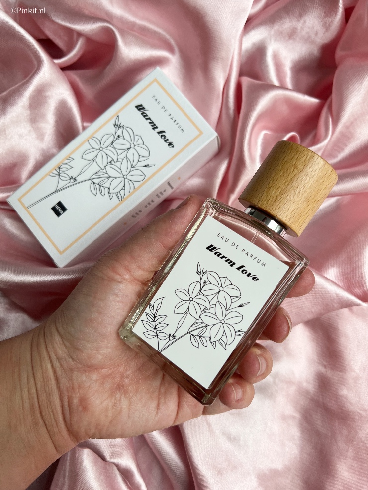 Niets zo persoonlijk als jouw geur. Geuren kunnen herinneringen naar boven halen, zelfs als je een geur al heel lang niet hebt geroken kan het je terugbrengen naar dat ene moment. Het perfecte parfum voor jou past dan ook bij je karakter, je stemming en je huidtype. Hema lanceert 3 nieuwe 100% vegan geurlijnen: Niche, Namaste & Smell the Roses. De geuren zijn er in verschillende uitvoeringen, Eau de toilette en Eau de parfums in 50ml of 60ml, tasflacons van 10ml en bodymists. Ik heb vier geuren ontvangen en daar vertel ik in dit artikel wat meer over.