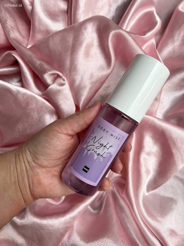 Niets zo persoonlijk als jouw geur. Geuren kunnen herinneringen naar boven halen, zelfs als je een geur al heel lang niet hebt geroken kan het je terugbrengen naar dat ene moment. Het perfecte parfum voor jou past dan ook bij je karakter, je stemming en je huidtype. Hema lanceert 3 nieuwe 100% vegan geurlijnen: Niche, Namaste & Smell the Roses. De geuren zijn er in verschillende uitvoeringen, Eau de toilette en Eau de parfums in 50ml of 60ml, tasflacons van 10ml en bodymists. Ik heb vier geuren ontvangen en daar vertel ik in dit artikel wat meer over.