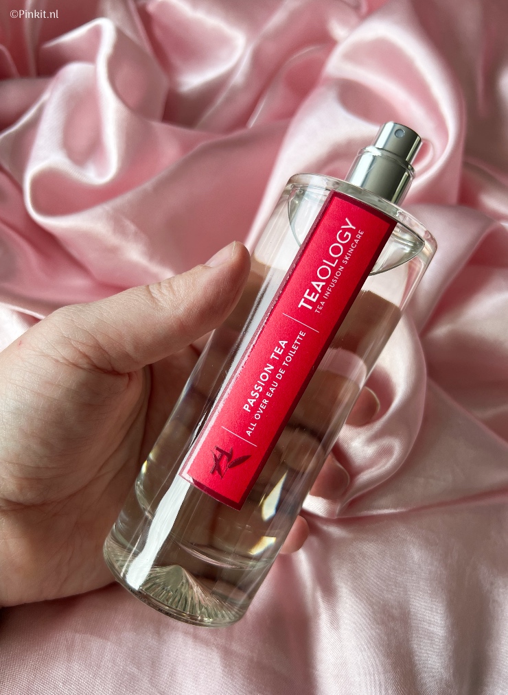 Omdat het Teaology maand is bij Beautytasting.com heb ik een pakket met diverse producten van dit mooie merk ontvangen. Naast de Rose Quartz Vibrating Face Roller, viel mijn oog ook op de nieuwe Teaology Passion Tea Eau de Toilette. Dit is de derde parfum van Teaology die ik probeer (en die is uitgebracht), over Matcha Lemon & Black Tea Rose heb ik al eerder een review geschreven.