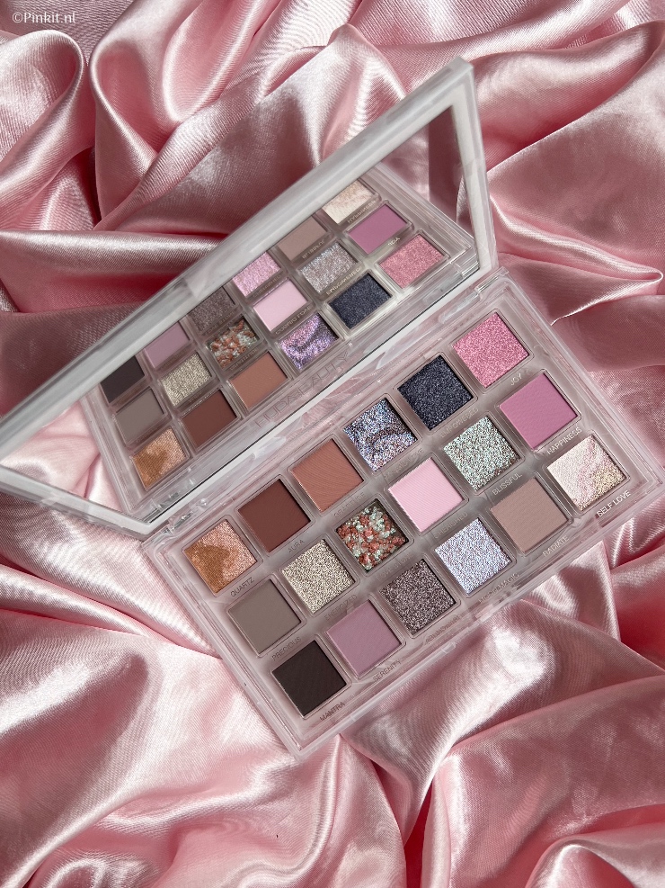 De afgelopen weken heb ik weer diverse beautyproducten getest, het blijft leuk om nieuwe beauty favorieten te ontdekken. Zo draag ik een parfum van Marc Jacobs bijna dagelijks en ben ik verliefd geworden op een oogschaduw palette van Huda Beauty. Ook nieuwsgierig geworden? Het is tijd voor mijn 7 beauty favorieten van dit moment #19.