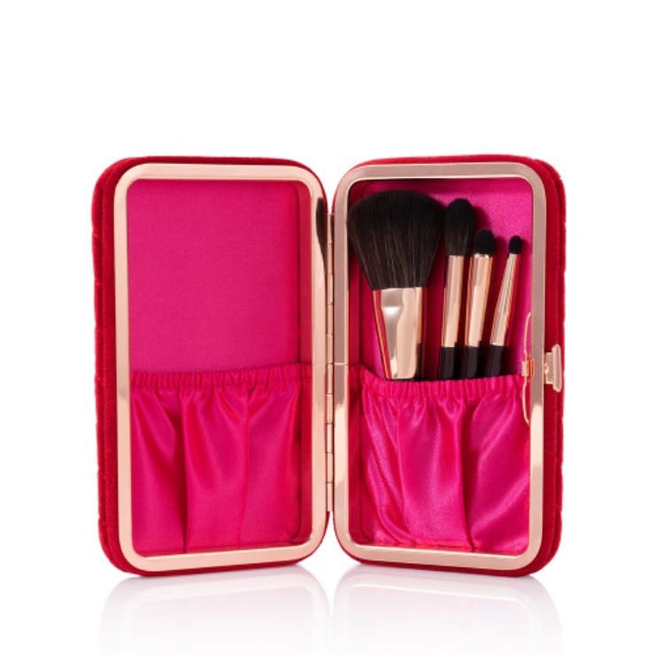 De nieuwe Charlotte Tilbury Holiday Collection 2021 is inmiddels volop verkrijgbaar, allemaal prachtige sets met haar bestsellers of juist nieuwe lanceringen. Ik heb een aantal sets gekocht en ontvangen, plus ik deel een aantal favorieten die ik zelf nog op het oog heb. In dit artikel laat ik dus niet alle sets zien, daarvoor kan je het beste op de website van Charlotte Tilbury kijken (er is serieus zoveel keuze).
