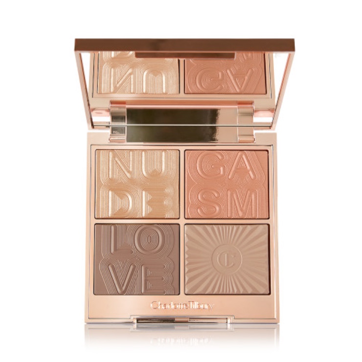 De nieuwe Charlotte Tilbury Holiday Collection 2021 is inmiddels volop verkrijgbaar, allemaal prachtige sets met haar bestsellers of juist nieuwe lanceringen. Ik heb een aantal sets gekocht en ontvangen, plus ik deel een aantal favorieten die ik zelf nog op het oog heb. In dit artikel laat ik dus niet alle sets zien, daarvoor kan je het beste op de website van Charlotte Tilbury kijken (er is serieus zoveel keuze).