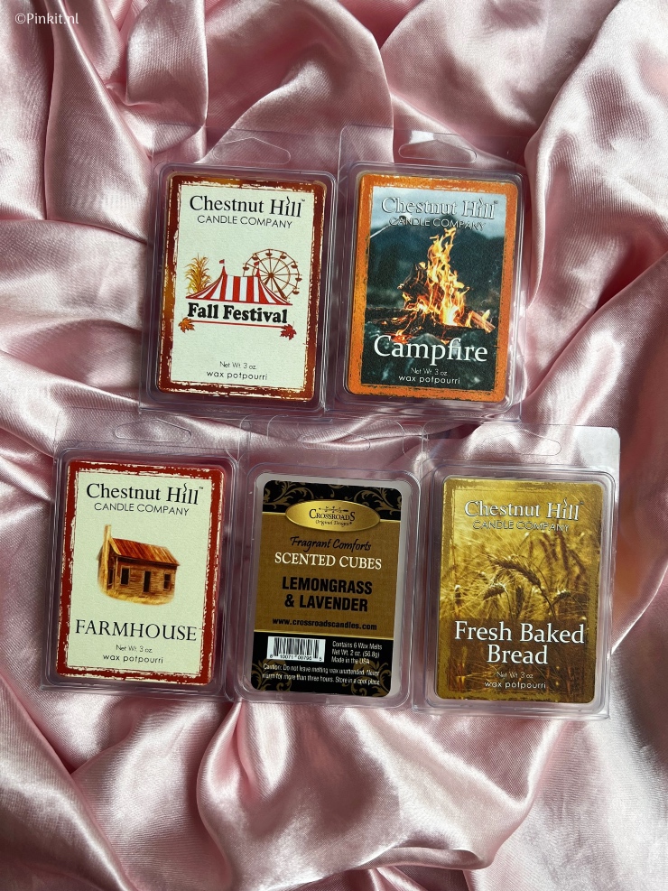 Al een paar jaar heb ik dagelijks contact met Mariska, één van mijn beste vriendinnen en blogcollega. Zij is haar eigen webshop Shop 'n Roll begonnen (mega trots op der) en verkoopt o.a. wax melts de merken Chestnut Hill & Crossroads. Ik ken een leuk PR pakketje van haar ontvangen en natuurlijk ook zelf een bestelling geplaats. In dit artikel vertel ik wat meer over de vijf verschillende geuren wax melts, waar ik oprecht enthousiast over ben...maar dit artikel is vooral bedoeld als steun voor haar webshop (neem dus zeker even een kijkje).