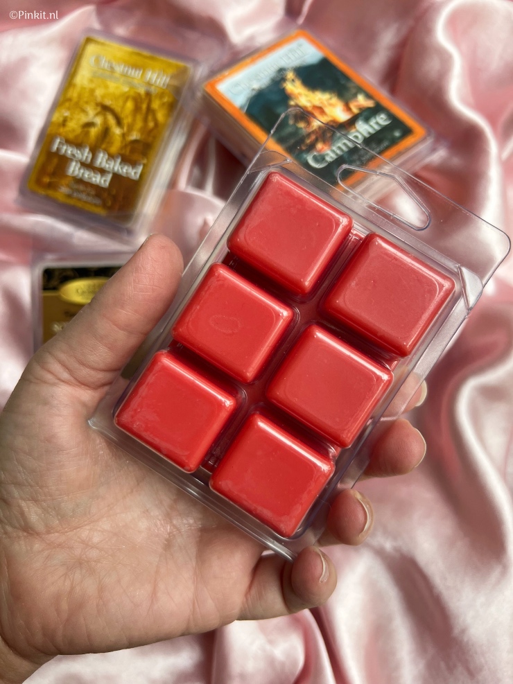 Al een paar jaar heb ik dagelijks contact met Mariska, één van mijn beste vriendinnen en blogcollega. Zij is haar eigen webshop Shop 'n Roll begonnen (mega trots op der) en verkoopt o.a. wax melts de merken Chestnut Hill & Crossroads. Ik ken een leuk PR pakketje van haar ontvangen en natuurlijk ook zelf een bestelling geplaats. In dit artikel vertel ik wat meer over de vijf verschillende geuren wax melts, waar ik oprecht enthousiast over ben...maar dit artikel is vooral bedoeld als steun voor haar webshop (neem dus zeker even een kijkje).