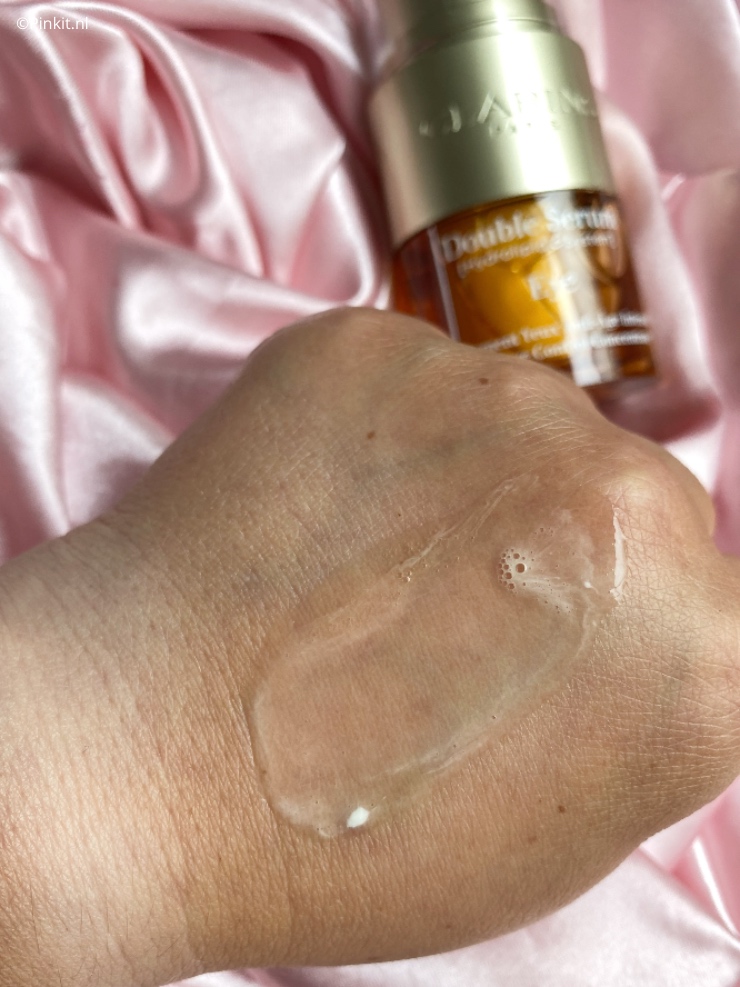 In augustus heeft Clarins het nieuwe Double Serum Eye gelanceerd, dit product ben ik vanaf dat moment natuurlijk gelijk gaan testen. Tijdens mijn huidverzorgingsroutine gebruik ik nu het Double Serum voor mijn gezicht en het nieuwe Double Serum Eye voor mijn oogcontouren #powercouple.