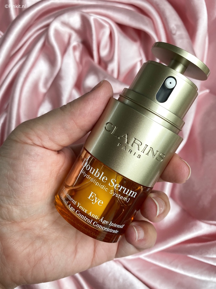 In augustus heeft Clarins het nieuwe Double Serum Eye gelanceerd, dit product ben ik vanaf dat moment natuurlijk gelijk gaan testen. Tijdens mijn huidverzorgingsroutine gebruik ik nu het Double Serum voor mijn gezicht en het nieuwe Double Serum Eye voor mijn oogcontouren #powercouple.