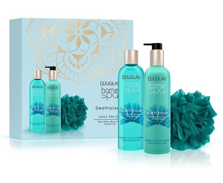 Zoek je nog wat leuke cadeau inspiratie voor de feestdagen of voor bijvoorbeeld een verjaardag? In dit artikel laat ik een aantal gift sets zien uit de Douglas Collection lijn. Ik kwam op het idee omdat ik een pakket had ontvangen met een aantal sets, maar ook omdat ik zelf een bestelling had geplaatst...tja ik ben nou eenmaal gek op shoppen! Deze gift sets zijn allemaal leuk betaalbaar en perfect voor elke gelegenheid.