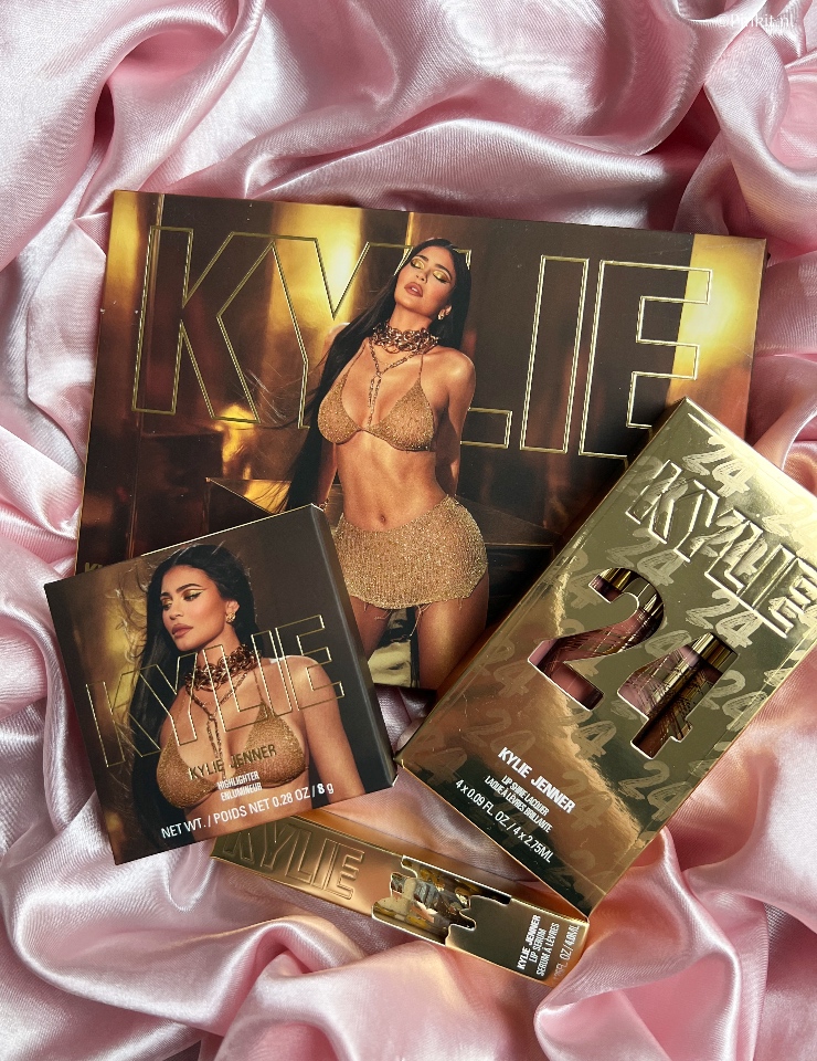 De nieuwe 24K Birthday Collection van Kylie Cosmetics is al een tijdje verkrijgbaar in Amerika. En ik dacht eigenlijk dat deze limited edition niet naar Nederland zou komen, maar ineens stonden de producten online bij Douglas.nl. Mijn bestelling was direct geplaatst en even later kwam er ook een PR pakket binnen, zo kan ik jullie alle items uit de Kylie Cosmetics 24K Birthday Collection laten zien.