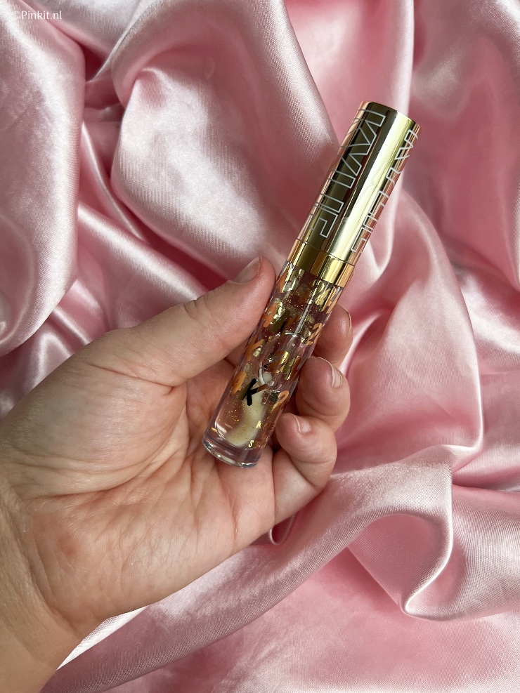 De nieuwe 24K Birthday Collection van Kylie Cosmetics is al een tijdje verkrijgbaar in Amerika. En ik dacht eigenlijk dat deze limited edition niet naar Nederland zou komen, maar ineens stonden de producten online bij Douglas.nl. Mijn bestelling was direct geplaatst en even later kwam er ook een PR pakket binnen, zo kan ik jullie alle items uit de Kylie Cosmetics 24K Birthday Collection laten zien