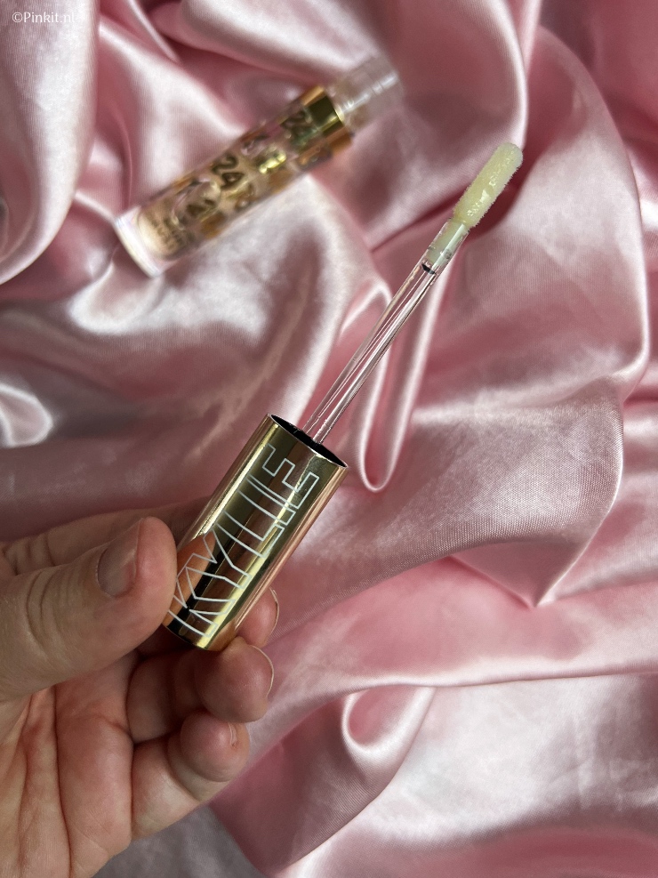 De nieuwe 24K Birthday Collection van Kylie Cosmetics is al een tijdje verkrijgbaar in Amerika. En ik dacht eigenlijk dat deze limited edition niet naar Nederland zou komen, maar ineens stonden de producten online bij Douglas.nl. Mijn bestelling was direct geplaatst en even later kwam er ook een PR pakket binnen, zo kan ik jullie alle items uit de Kylie Cosmetics 24K Birthday Collection laten zien