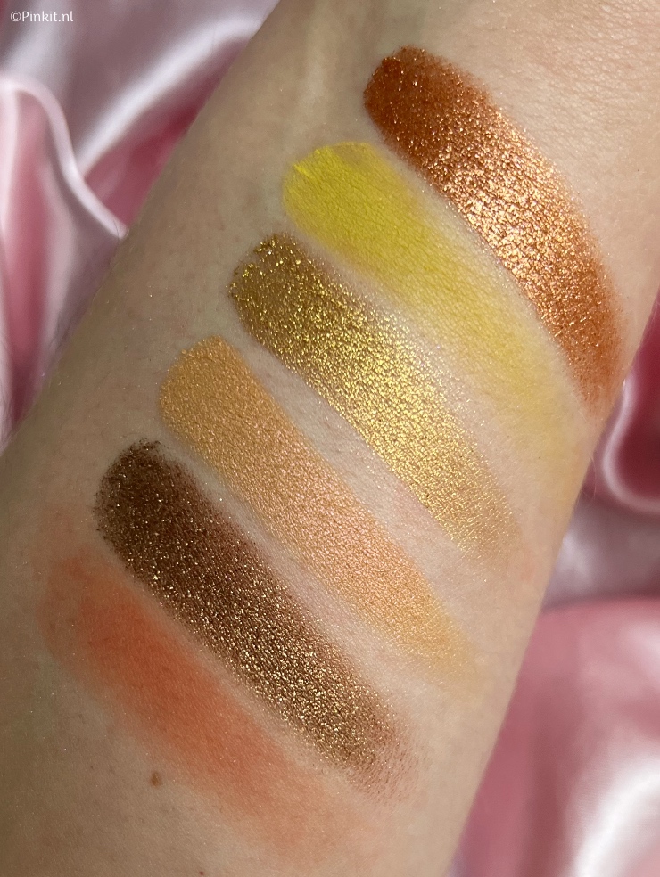 De nieuwe 24K Birthday Collection van Kylie Cosmetics is al een tijdje verkrijgbaar in Amerika. En ik dacht eigenlijk dat deze limited edition niet naar Nederland zou komen, maar ineens stonden de producten online bij Douglas.nl. Mijn bestelling was direct geplaatst en even later kwam er ook een PR pakket binnen, zo kan ik jullie alle items uit de Kylie Cosmetics 24K Birthday Collection laten zien