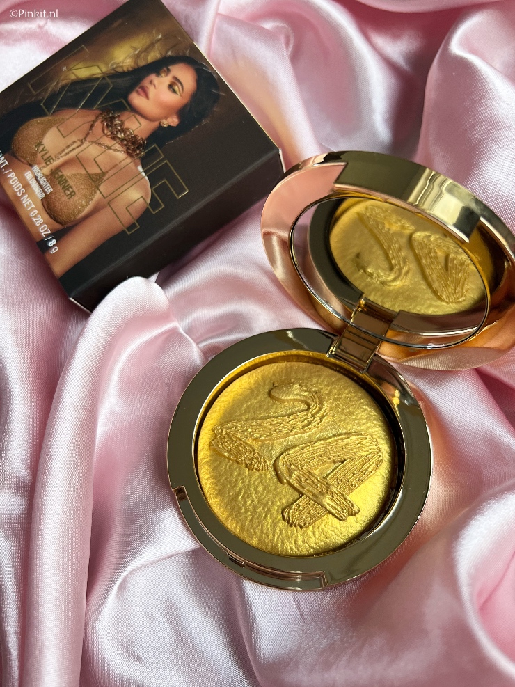 De nieuwe 24K Birthday Collection van Kylie Cosmetics is al een tijdje verkrijgbaar in Amerika. En ik dacht eigenlijk dat deze limited edition niet naar Nederland zou komen, maar ineens stonden de producten online bij Douglas.nl. Mijn bestelling was direct geplaatst en even later kwam er ook een PR pakket binnen, zo kan ik jullie alle items uit de Kylie Cosmetics 24K Birthday Collection laten zien