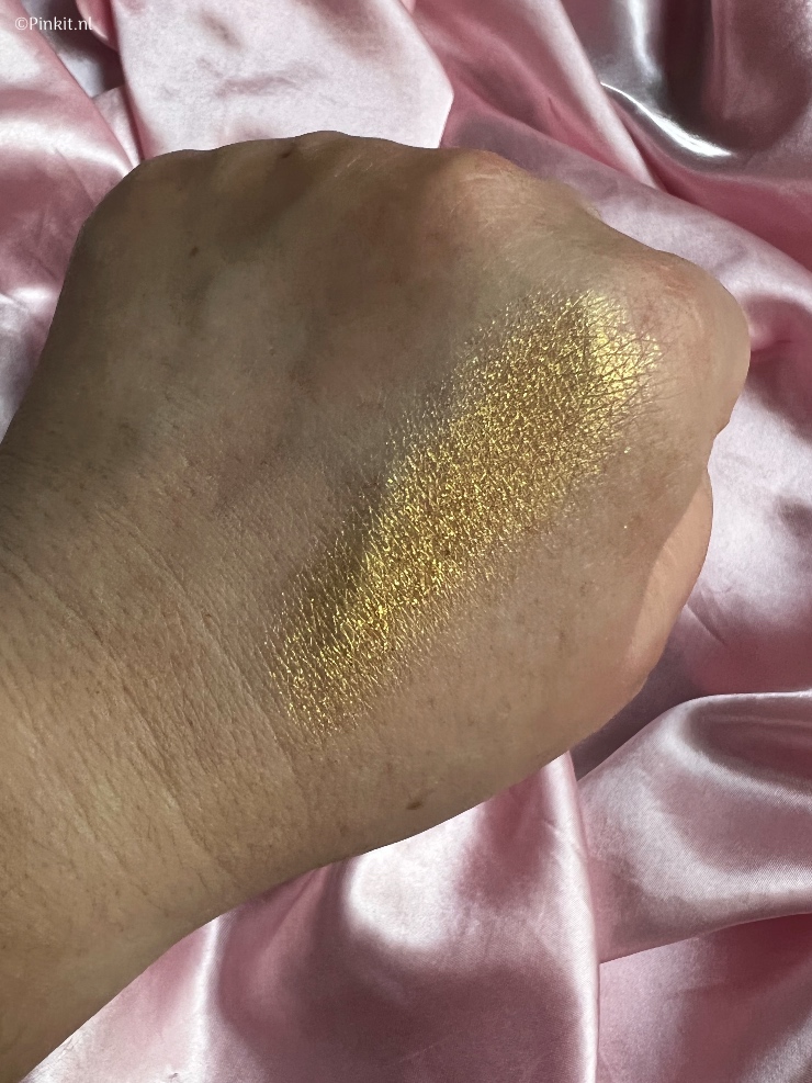 De nieuwe 24K Birthday Collection van Kylie Cosmetics is al een tijdje verkrijgbaar in Amerika. En ik dacht eigenlijk dat deze limited edition niet naar Nederland zou komen, maar ineens stonden de producten online bij Douglas.nl. Mijn bestelling was direct geplaatst en even later kwam er ook een PR pakket binnen, zo kan ik jullie alle items uit de Kylie Cosmetics 24K Birthday Collection laten zien