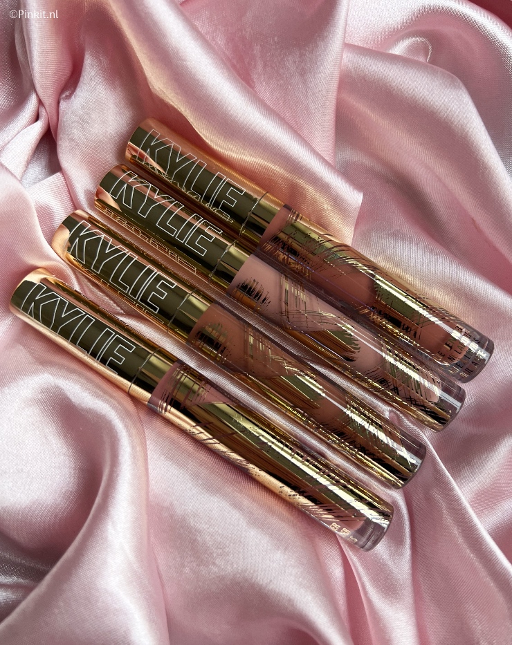 De nieuwe 24K Birthday Collection van Kylie Cosmetics is al een tijdje verkrijgbaar in Amerika. En ik dacht eigenlijk dat deze limited edition niet naar Nederland zou komen, maar ineens stonden de producten online bij Douglas.nl. Mijn bestelling was direct geplaatst en even later kwam er ook een PR pakket binnen, zo kan ik jullie alle items uit de Kylie Cosmetics 24K Birthday Collection laten zien