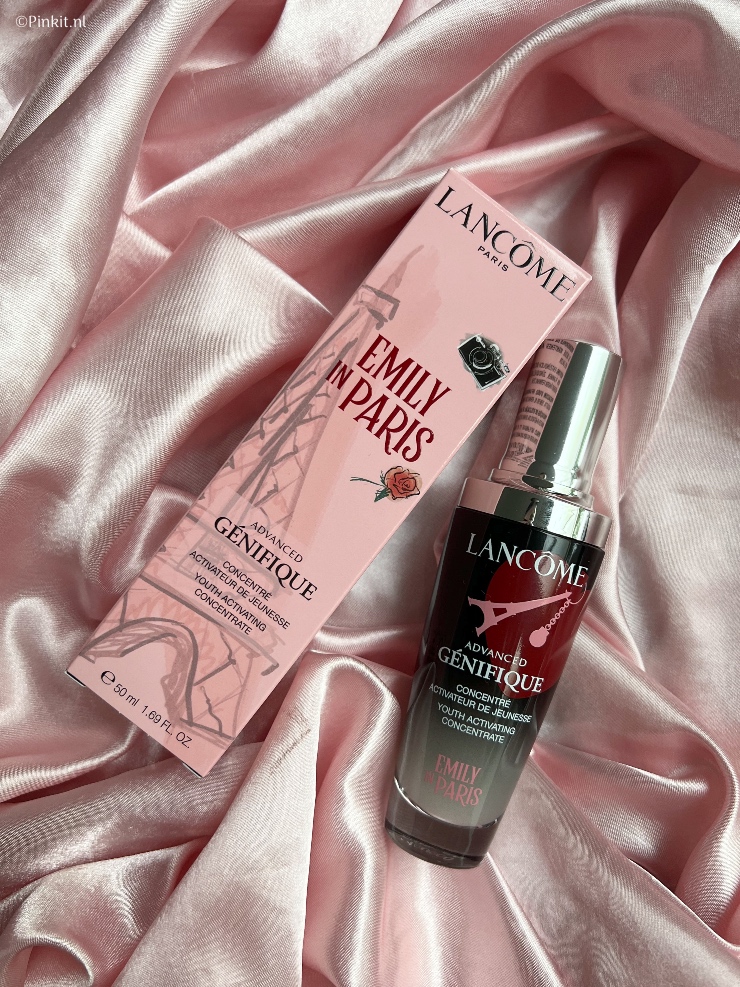 Bonjour! Oké dat was ook gelijk het enige woordje Frans wat ik spreek ;-) Lancôme lanceert een toffe collectie in samenwerking met de Netflix-hitserie Emily in Paris. Seizoen één had ik binnen twee dagen gezien, maar gelukkig komt binnenkort ook seizoen twee op Netflix. Ik heb de nieuwe Lancôme x Emily in Paris collectie ontvangen en daar ga ik in dit artikel wat meer over vertellen.