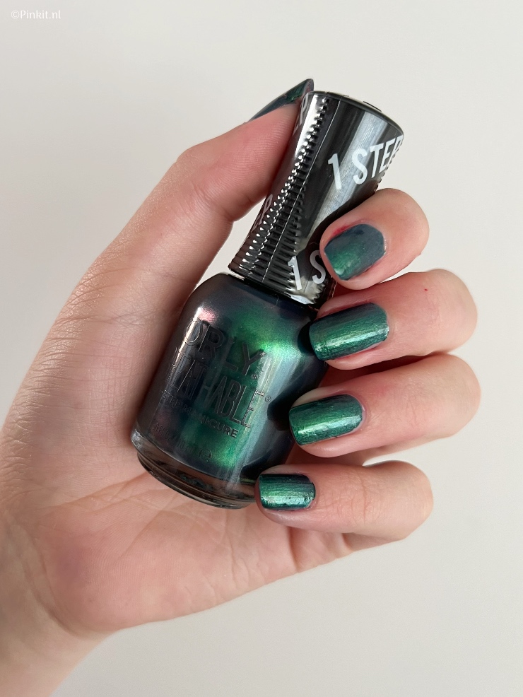 De ORLY Bejeweled collectie is speciaal voor deze herfst gelanceerd en bevat zes prachtige kleuren. In dit artikel vertel ik wat meer over deze nieuwe collectie en laat ik gelijk met behulp van mijn assistent (Sterre heeft deze mooie lange nagels) een aantal swatches zien.