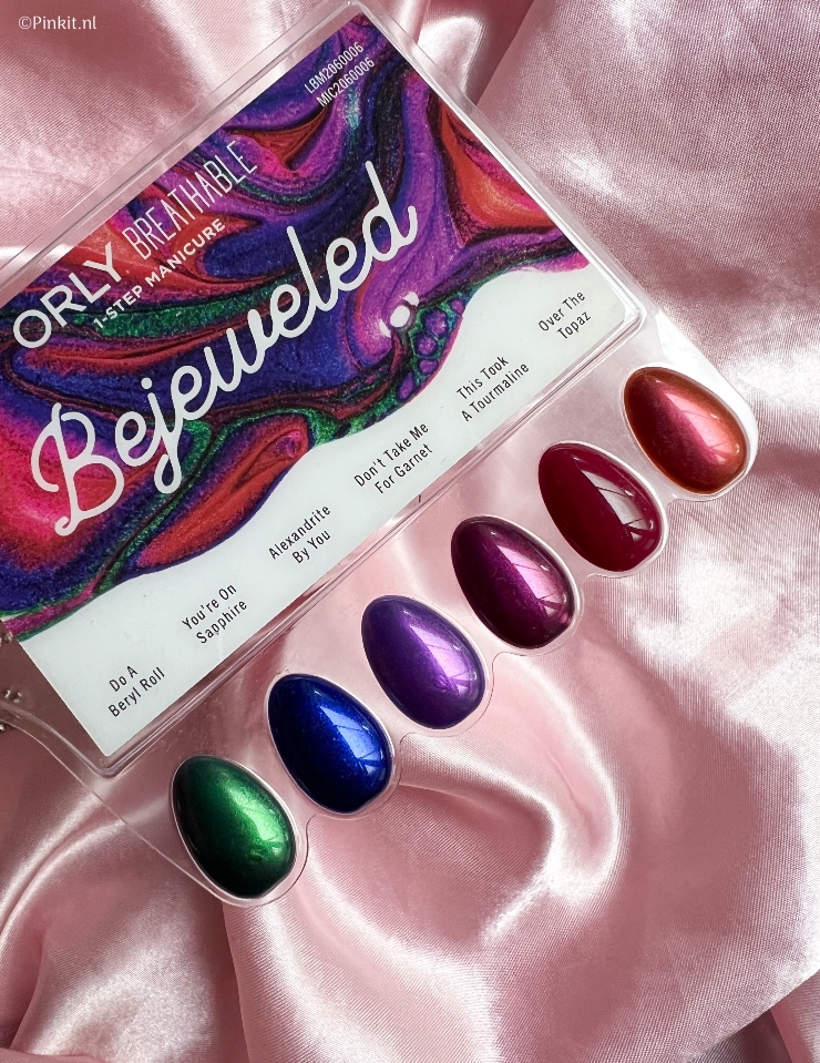 De ORLY Bejeweled collectie is speciaal voor deze herfst gelanceerd en bevat zes prachtige kleuren. In dit artikel vertel ik wat meer over deze nieuwe collectie en laat ik gelijk met behulp van mijn assistent (Sterre heeft deze mooie lange nagels) een aantal swatches zien.