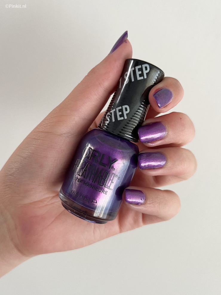 De ORLY Bejeweled collectie is speciaal voor deze herfst gelanceerd en bevat zes prachtige kleuren. In dit artikel vertel ik wat meer over deze nieuwe collectie en laat ik gelijk met behulp van mijn assistent (Sterre heeft deze mooie lange nagels) een aantal swatches zien.