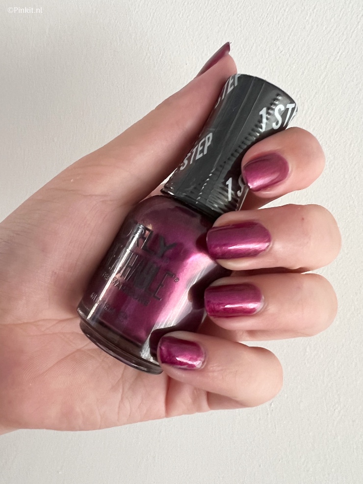 De ORLY Bejeweled collectie is speciaal voor deze herfst gelanceerd en bevat zes prachtige kleuren. In dit artikel vertel ik wat meer over deze nieuwe collectie en laat ik gelijk met behulp van mijn assistent (Sterre heeft deze mooie lange nagels) een aantal swatches zien.