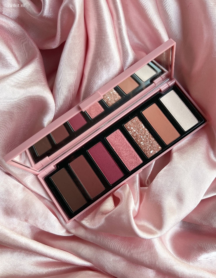 De wereld van de fijnproevers komt samen met make-up in een onweerstaanbare combinatie. Zero Calorie Chocolate is de leuke en sensuele limited edition collectie van PUPA Milano met het chocoladethema. De complete look bevat warme en omhullende tinten zoals diep donkerbruin, pittige beigetinten en cappuccino. De producten zijn subtiel geparfumeerd met chocoladetonen voor een verrassende zintuiglijke ervaring. Ik heb twee producten uit deze nieuwe limited edition ontvangen, daar vertel ik in dit artikel wat meer over.