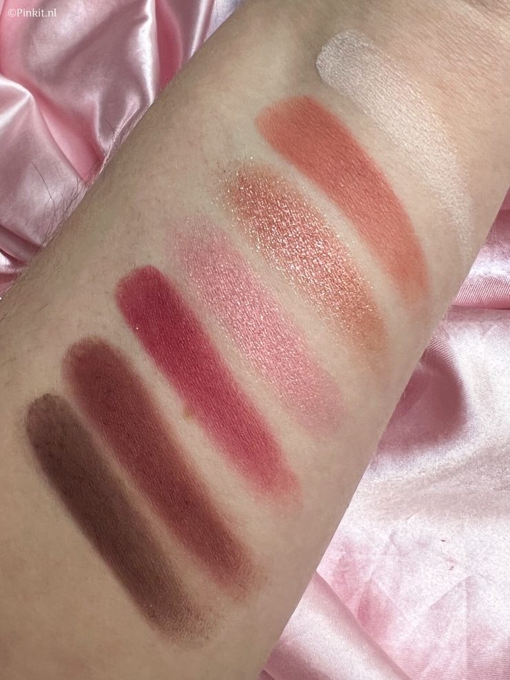 De wereld van de fijnproevers komt samen met make-up in een onweerstaanbare combinatie. Zero Calorie Chocolate is de leuke en sensuele limited edition collectie van PUPA Milano met het chocoladethema. De complete look bevat warme en omhullende tinten zoals diep donkerbruin, pittige beigetinten en cappuccino. De producten zijn subtiel geparfumeerd met chocoladetonen voor een verrassende zintuiglijke ervaring. Ik heb twee producten uit deze nieuwe limited edition ontvangen, daar vertel ik in dit artikel wat meer over.