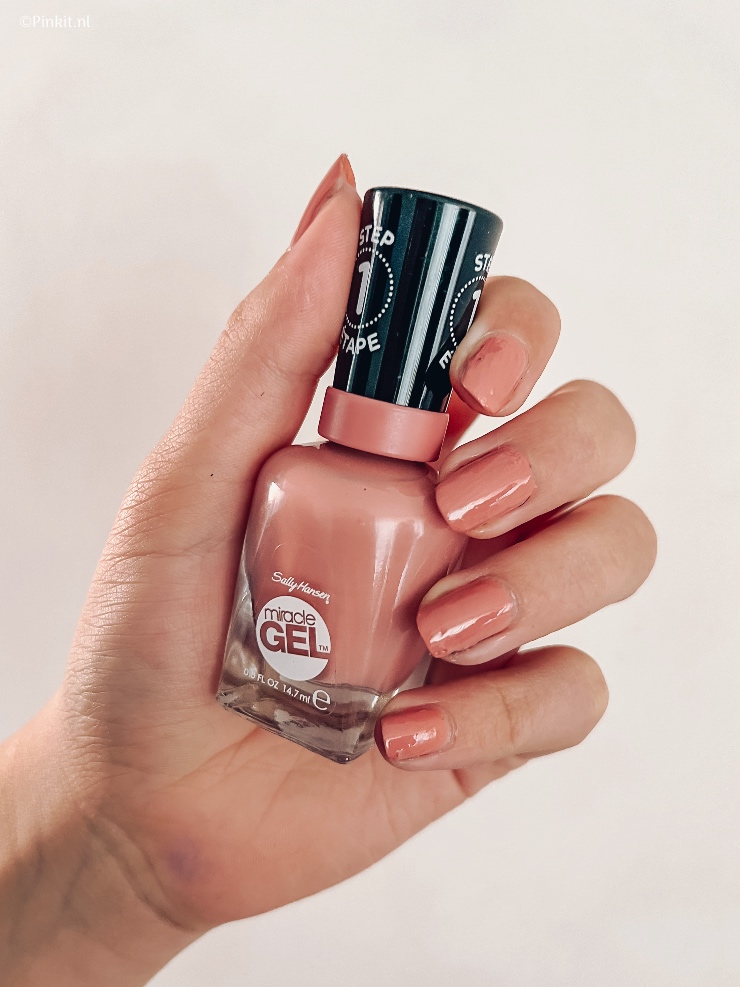 Cold times ask for frosy nudes & a pop of colour, Sally Hansen heeft weer diverse nieuwe kleuren aan het Miracle Gel assortiment toegevoegd. Van prachtige nude tinten tot een neon roze, samen met mijn assistent (Sterre heeft deze mooie lange nagels) zijn wij natuurlijk hiermee aan de slag gegaan...