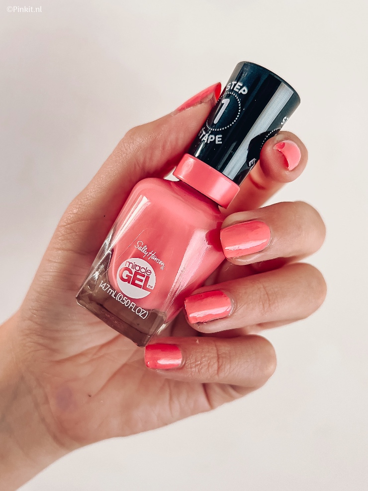 Cold times ask for frosy nudes & a pop of colour, Sally Hansen heeft weer diverse nieuwe kleuren aan het Miracle Gel assortiment toegevoegd. Van prachtige nude tinten tot een neon roze, samen met mijn assistent (Sterre heeft deze mooie lange nagels) zijn wij natuurlijk hiermee aan de slag gegaan...