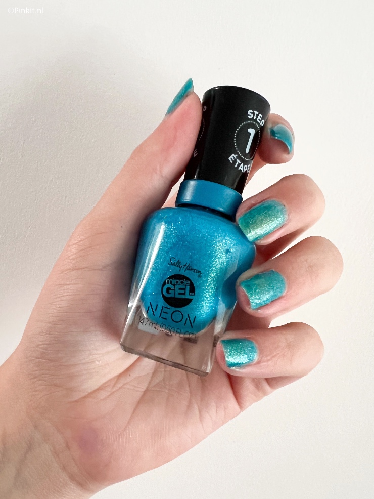 Cold times ask for frosy nudes & a pop of colour, Sally Hansen heeft weer diverse nieuwe kleuren aan het Miracle Gel assortiment toegevoegd. Van prachtige nude tinten tot een neon roze, samen met mijn assistent (Sterre heeft deze mooie lange nagels) zijn wij natuurlijk hiermee aan de slag gegaan...