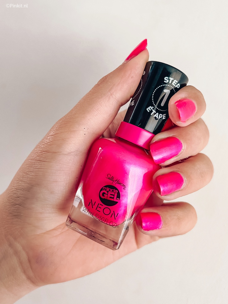 Cold times ask for frosy nudes & a pop of colour, Sally Hansen heeft weer diverse nieuwe kleuren aan het Miracle Gel assortiment toegevoegd. Van prachtige nude tinten tot een neon roze, samen met mijn assistent (Sterre heeft deze mooie lange nagels) zijn wij natuurlijk hiermee aan de slag gegaan...