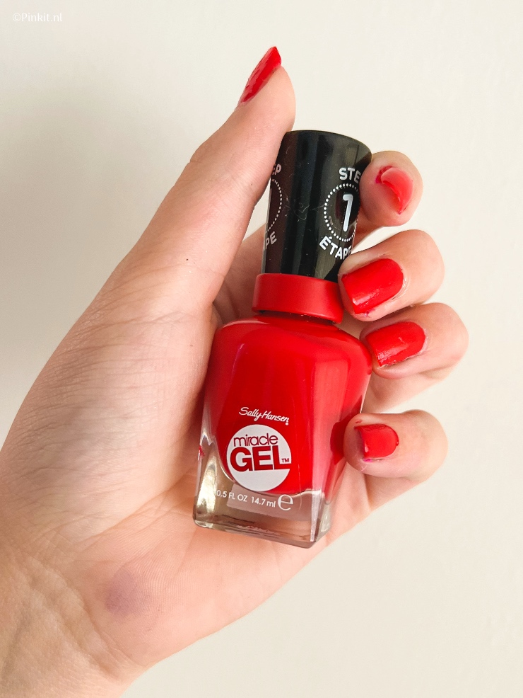 Cold times ask for frosy nudes & a pop of colour, Sally Hansen heeft weer diverse nieuwe kleuren aan het Miracle Gel assortiment toegevoegd. Van prachtige nude tinten tot een neon roze, samen met mijn assistent (Sterre heeft deze mooie lange nagels) zijn wij natuurlijk hiermee aan de slag gegaan...