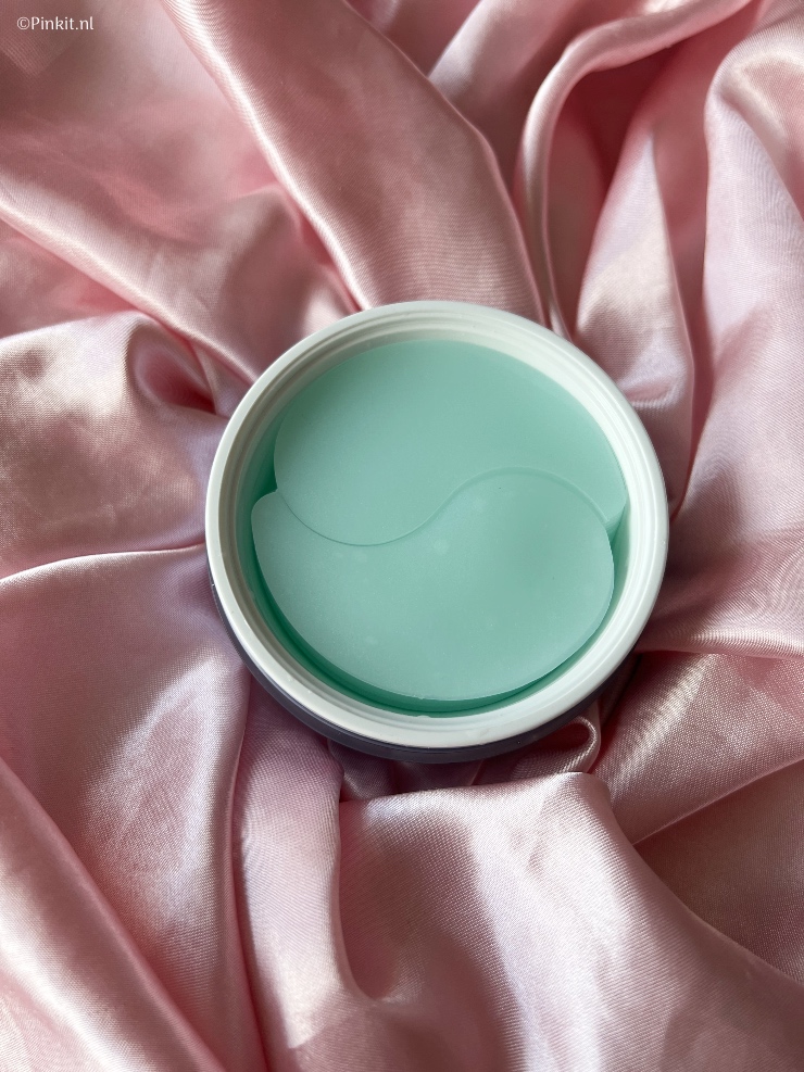 Van het merk Xlash Cosmetics heb ik een aantal weken terug een pakket ontvangen met diverse producten om mee aan de slag te gaan. Ik had nog nooit eerder van dit merk gehoord, maar in het pakket zat echt van alles, denk aan mascara's, wenkbrauwproducten, wimperserum en de Rejuvenating Eye Gels...daar ga ik het in dit artikel over hebben.